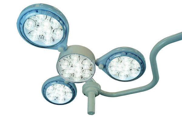 Lámpara de cirugía Quattroluci LED con 4 cúpulas. Anclaje a pared